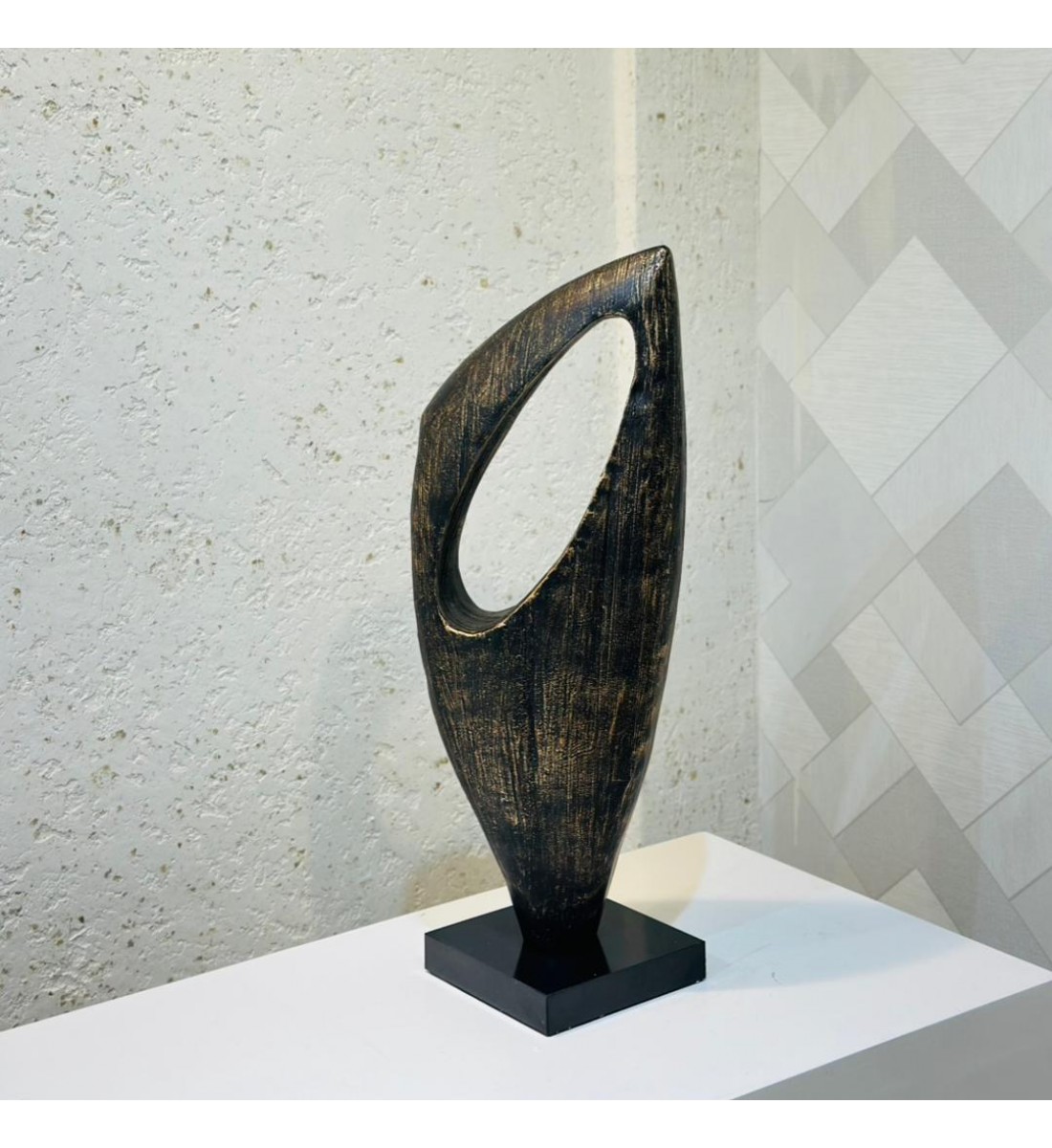  قطعة ديكور فنية بتصميم تجريدي أنيق يعكس البساطة والعمق بأسلوب عصري راقٍ56×15×15سم 