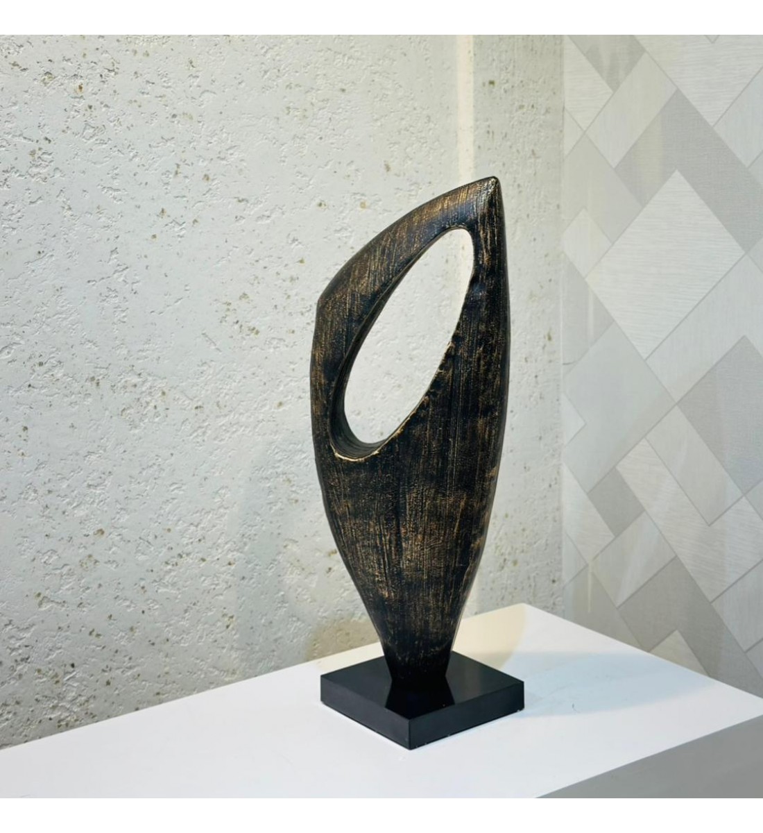  قطعة ديكور فنية بتصميم تجريدي أنيق يعكس البساطة والعمق بأسلوب عصري راقٍ56×15×15سم 