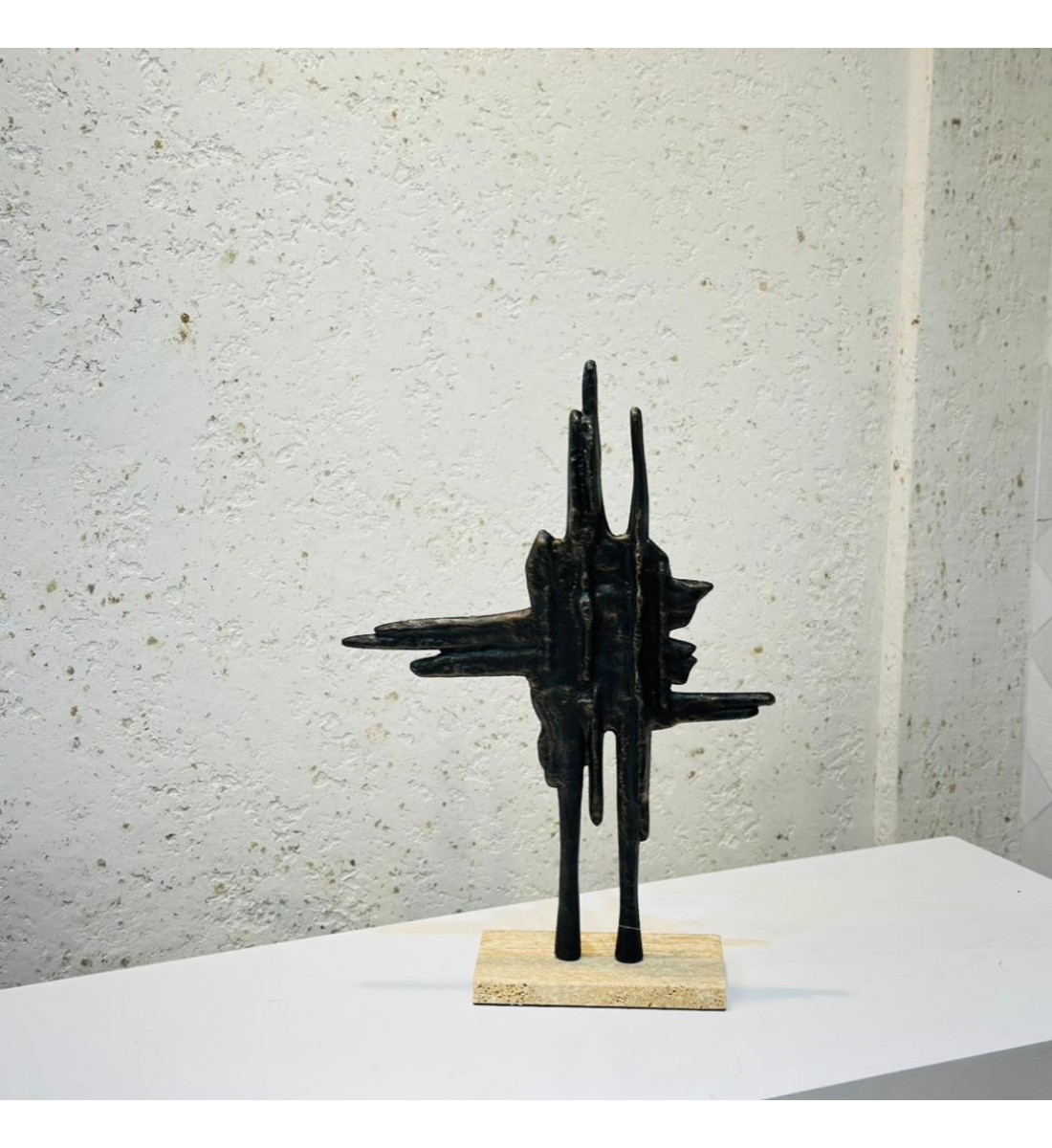 قطعة ديكور فنية بتصميم تجريدي جريء مستوحى من الخطوط الحرة والتكوينات المعاصرة 46×18×18سم 