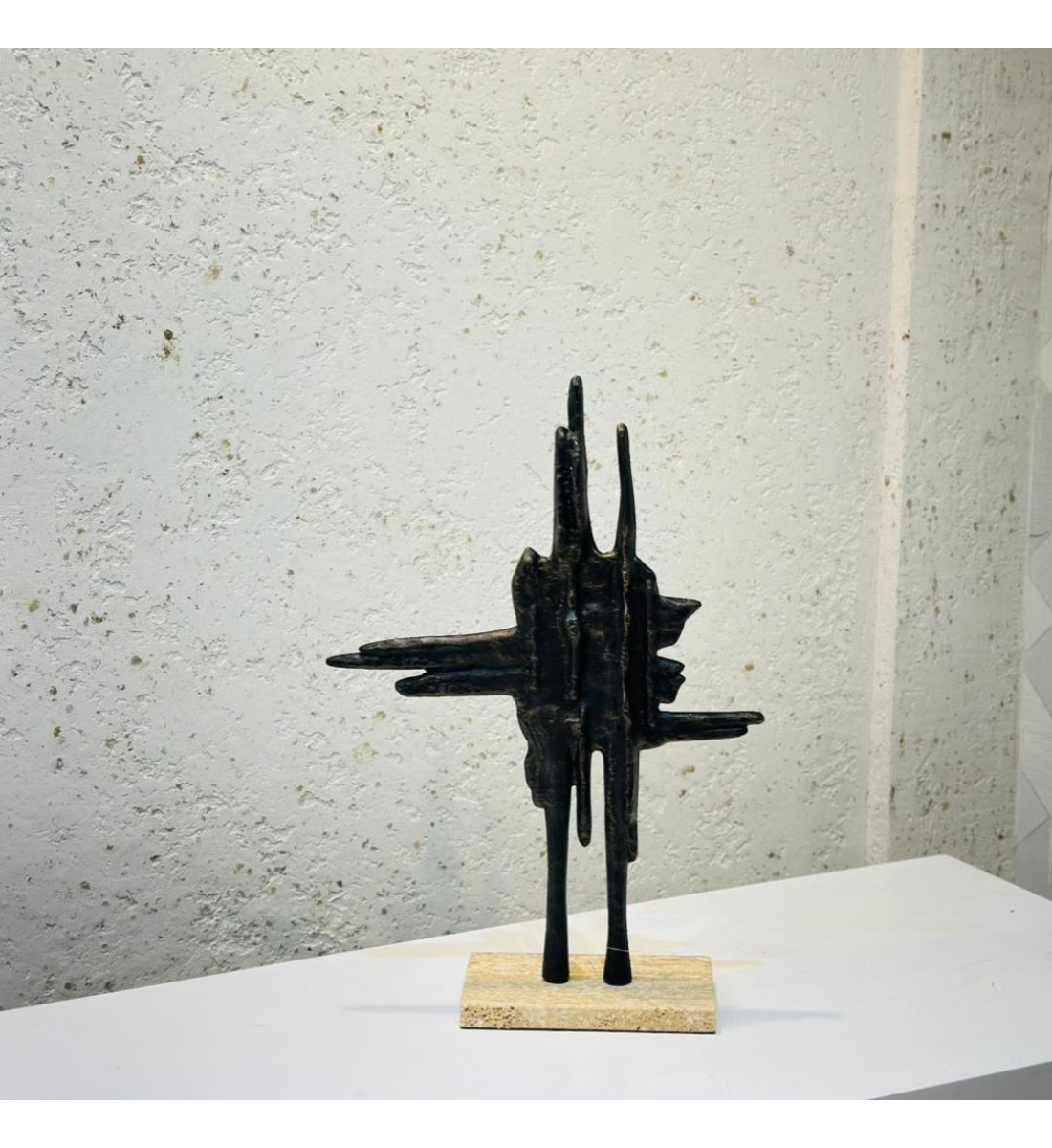 قطعة ديكور فنية بتصميم تجريدي جريء مستوحى من الخطوط الحرة والتكوينات المعاصرة 46×18×18سم 