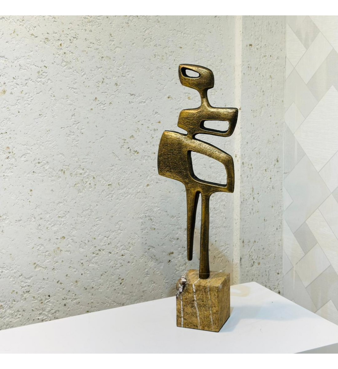 قطعة ديكور فنية بتصميم تجريدي لشكل إنساني بأسلوب عصري أنيق، تعكس الإبداع والبساطة في آنٍ واحد69×10×20سم قطعة ديكور فنية بتصميم تجريدي لشكل إنساني بأسلوب عصري أنيق، تعكس الإبداع والبساطة في آنٍ واحد69×10×20سم