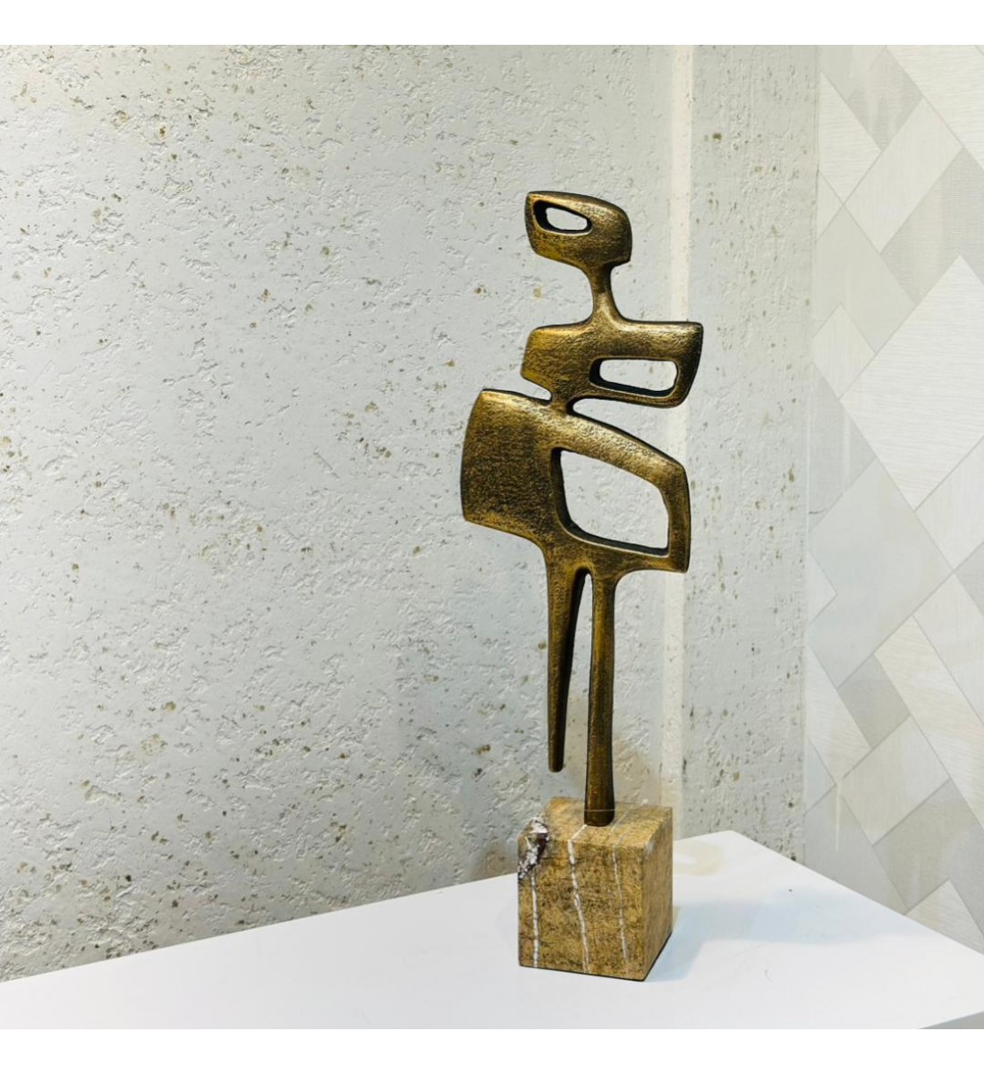 قطعة ديكور فنية بتصميم تجريدي لشكل إنساني بأسلوب عصري أنيق، تعكس الإبداع والبساطة في آنٍ واحد69×10×20سم قطعة ديكور فنية بتصميم تجريدي لشكل إنساني بأسلوب عصري أنيق، تعكس الإبداع والبساطة في آنٍ واحد69×10×20سم