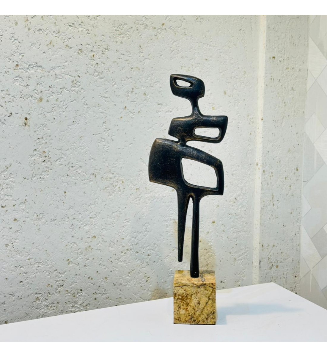 قطعة ديكور فنية بتصميم تجريدي لشكل إنساني بأسلوب عصري أنيق، تعكس الإبداع والبساطة في آنٍ واحد69×10×20سم قطعة ديكور فنية بتصميم تجريدي لشكل إنساني بأسلوب عصري أنيق، تعكس الإبداع والبساطة في آنٍ واحد69×10×20سم