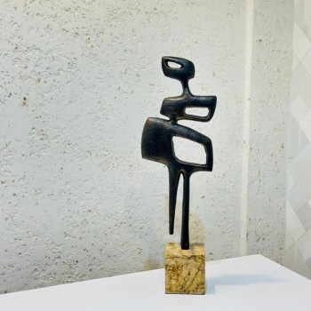 قطعة ديكور فنية بتصميم تجريدي لشكل إنساني بأسلوب عصري أنيق، تعكس الإبداع والبساطة في آنٍ واحد69×10×20سم 