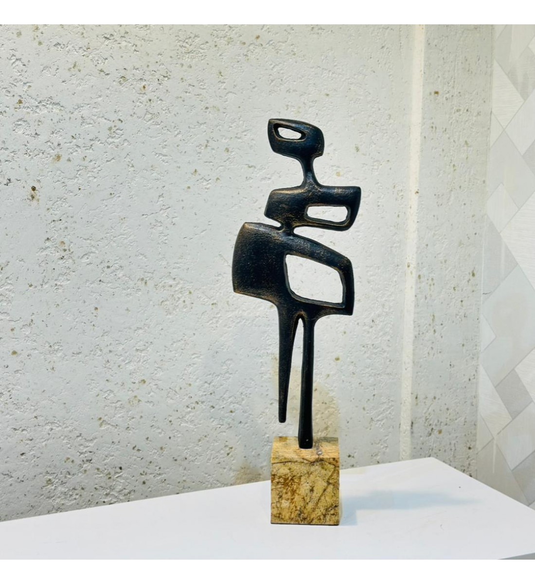 قطعة ديكور فنية بتصميم تجريدي لشكل إنساني بأسلوب عصري أنيق، تعكس الإبداع والبساطة في آنٍ واحد69×10×20سم قطعة ديكور فنية بتصميم تجريدي لشكل إنساني بأسلوب عصري أنيق، تعكس الإبداع والبساطة في آنٍ واحد69×10×20سم