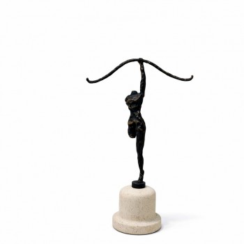  قطعة فنية أنيقة بتصميم تجريدي يجسّد الرشاقة والتوازن، مصنوع من معدن داكن بلمسات فنية ناعمة 41×26×12سم 