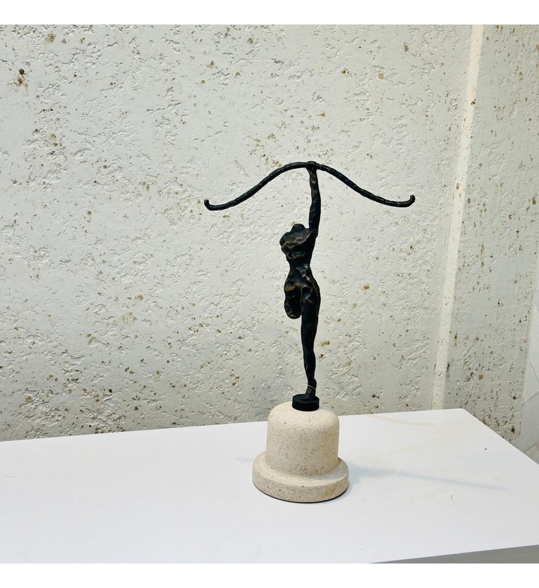 قطعة فنية أنيقة بتصميم تجريدي يجسّد الرشاقة والتوازن، مصنوع من معدن داكن بلمسات فنية ناعمة 41×26×12سم قطعة فنية أنيقة بتصميم تجريدي يجسّد الرشاقة والتوازن، مصنوع من معدن داكن بلمسات فنية ناعمة 41×26×12سم