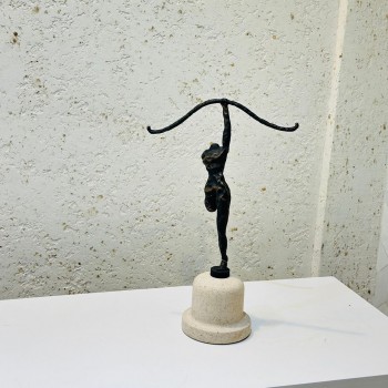  قطعة فنية أنيقة بتصميم تجريدي يجسّد الرشاقة والتوازن، مصنوع من معدن داكن بلمسات فنية ناعمة 41×26×12سم 