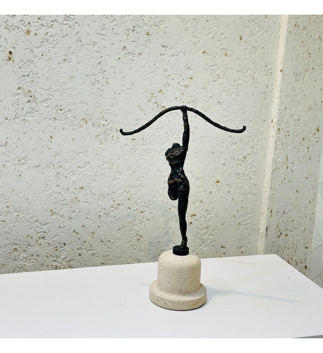 قطعة فنية أنيقة بتصميم تجريدي يجسّد الرشاقة والتوازن، مصنوع من معدن داكن بلمسات فنية ناعمة 41×26×12سم قطعة فنية أنيقة بتصميم تجريدي يجسّد الرشاقة والتوازن، مصنوع من معدن داكن بلمسات فنية ناعمة 41×26×12سم