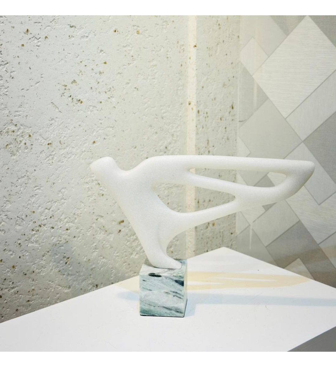 قطعة فنية عصرية بتصميم تجريدي انسيابي، مصنوعة بلون أبيض ناعم يعكس البساطة والرقي40×29×8سم 