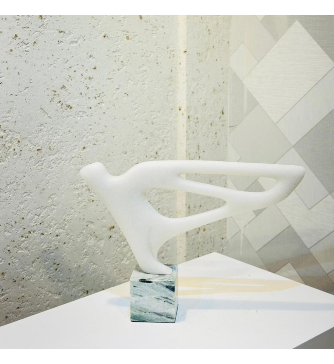 قطعة فنية عصرية بتصميم تجريدي انسيابي، مصنوعة بلون أبيض ناعم يعكس البساطة والرقي40×29×8سم 