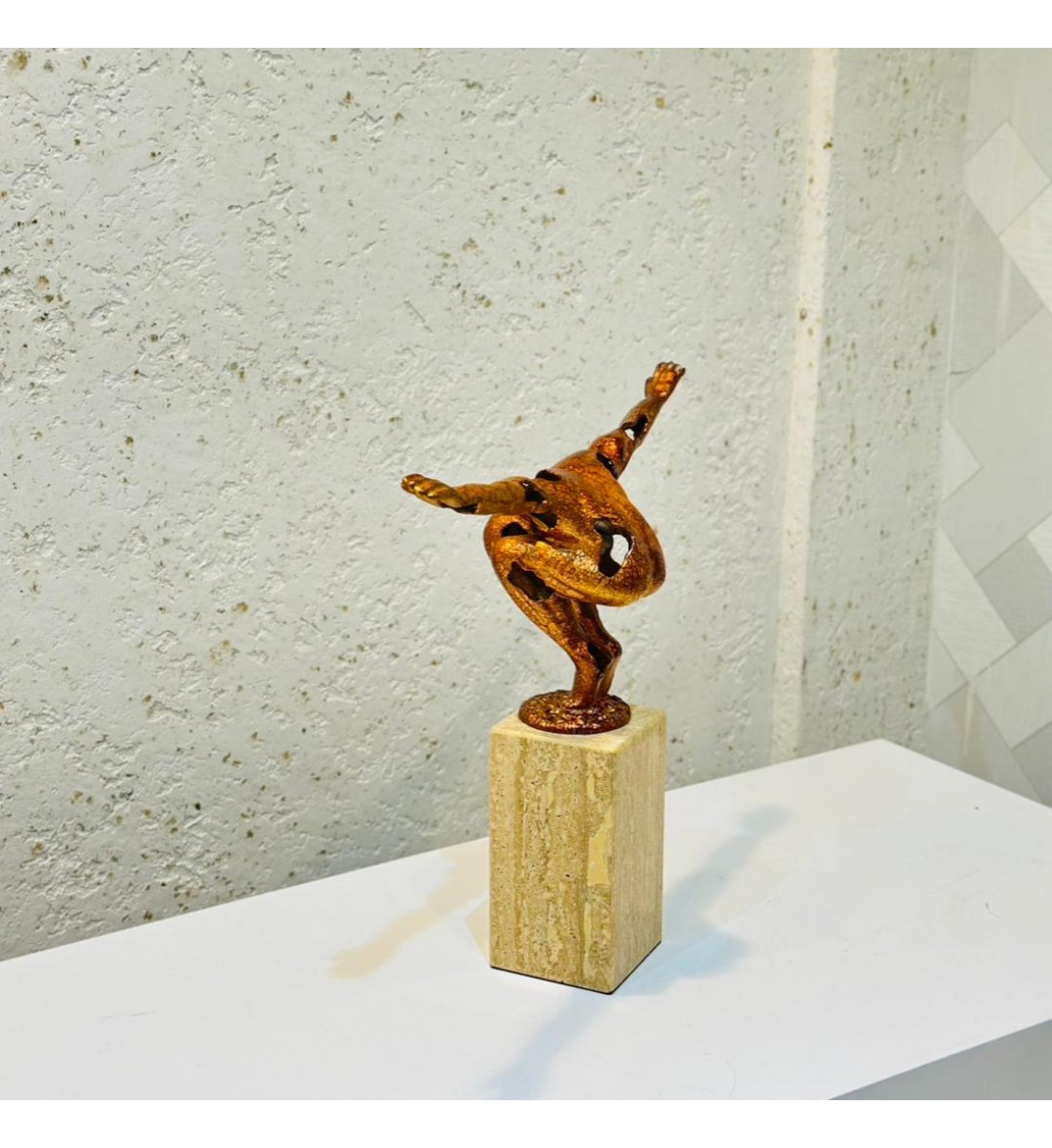 تمثال ديكوري فني فاخر 31×37×8سم تمثال ديكوري فني فاخر 31×37×8سم