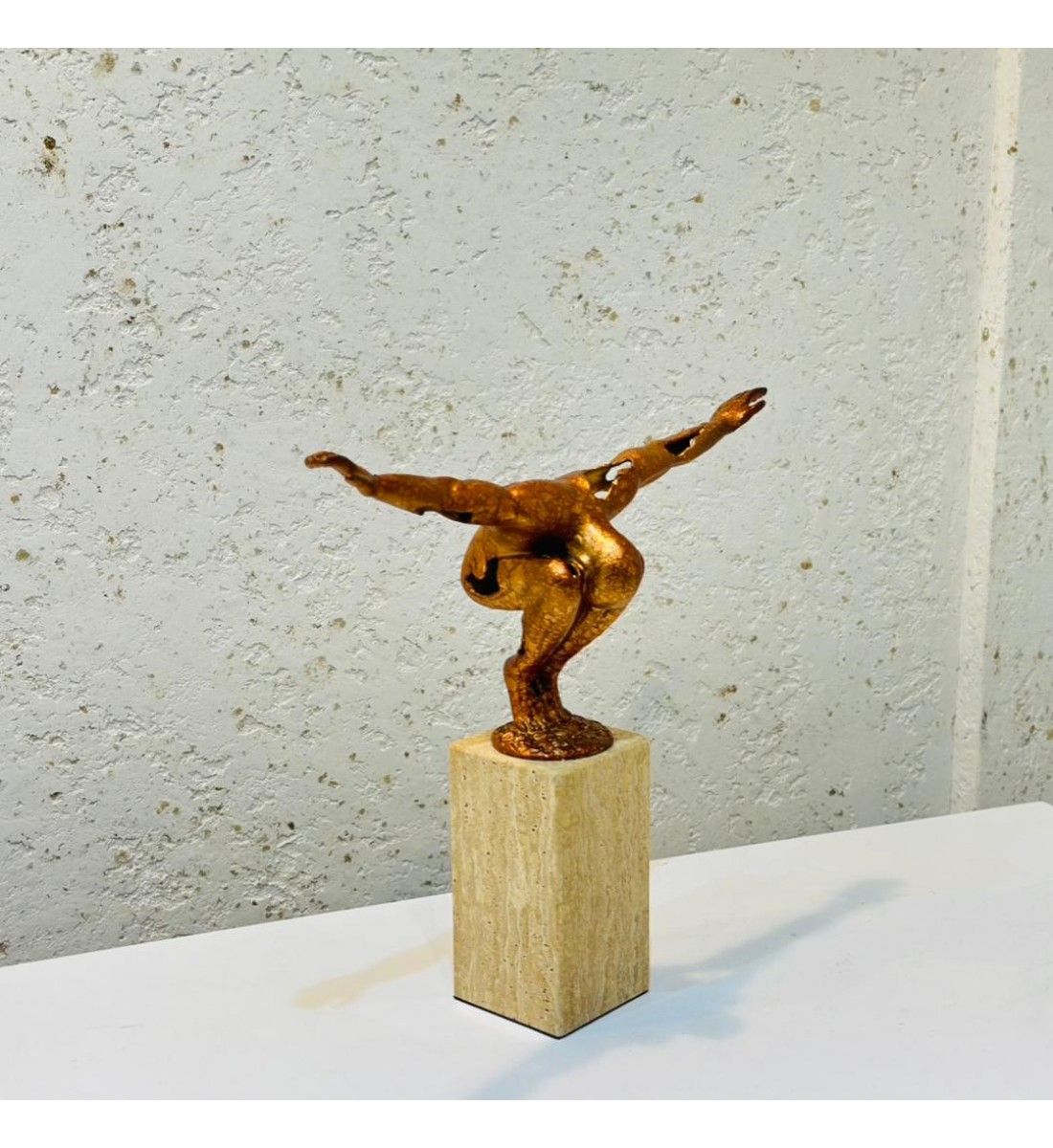 تمثال ديكوري فني فاخر 31×37×8سم تمثال ديكوري فني فاخر 31×37×8سم