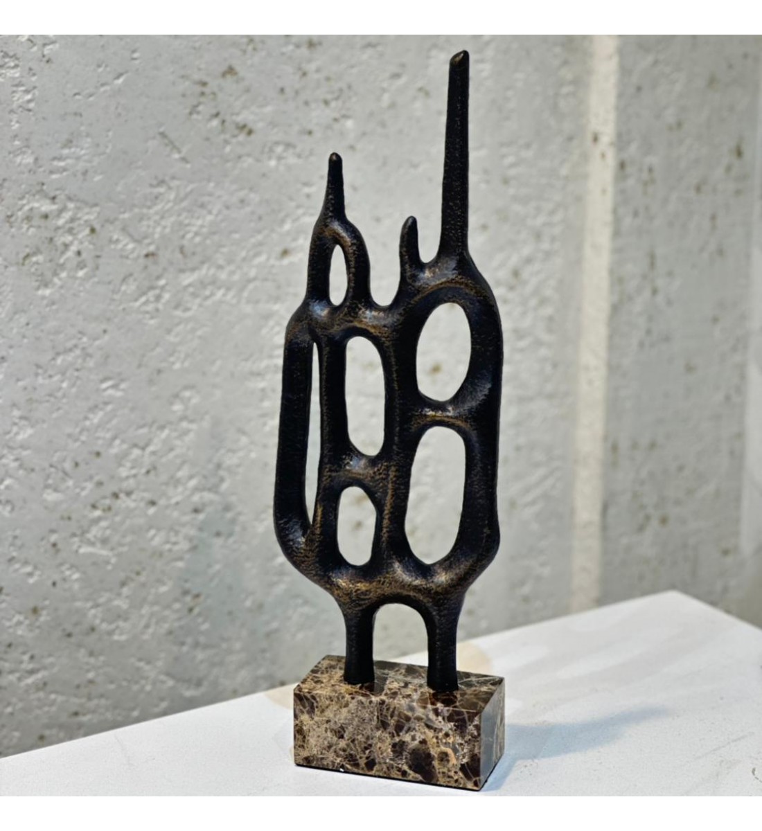 قطعة فنية أنيقة بتصميم تجريدي حديث يجمع بين الجرأة والابتكار  45×12×6سم 