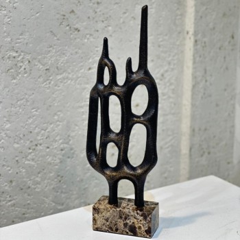 قطعة فنية أنيقة بتصميم تجريدي حديث يجمع بين الجرأة والابتكار  45×12×6سم 