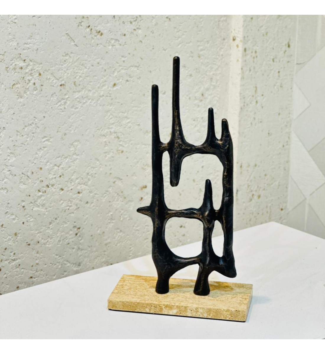 قطعة فنية أنيقة بتصميم تجريدي حديث يجمع بين الجرأة والابتكار37×20×10سم 