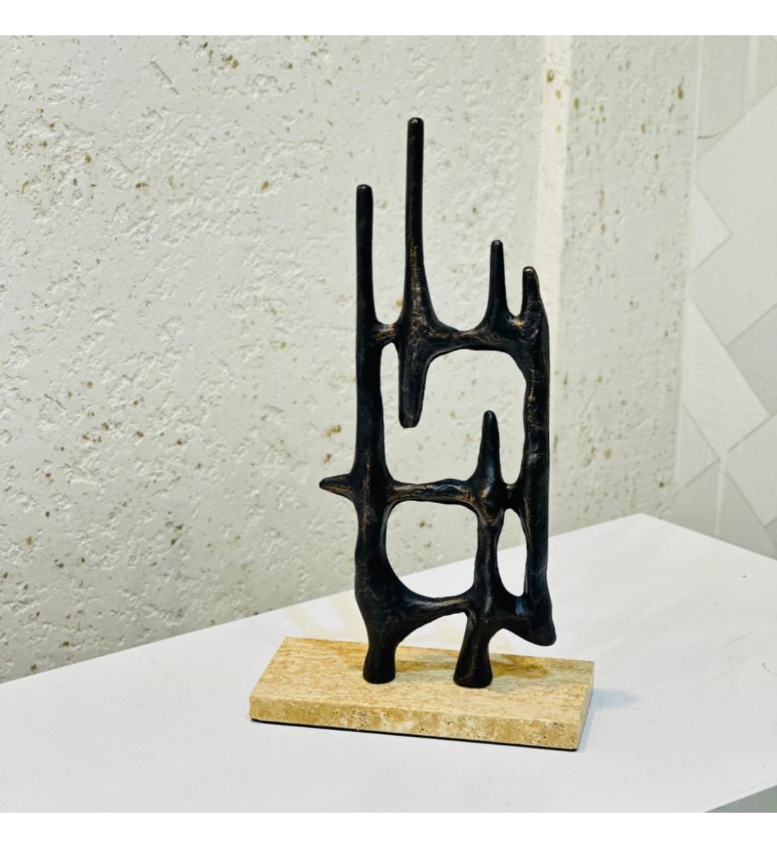 قطعة فنية أنيقة بتصميم تجريدي حديث يجمع بين الجرأة والابتكار37×20×10سم 