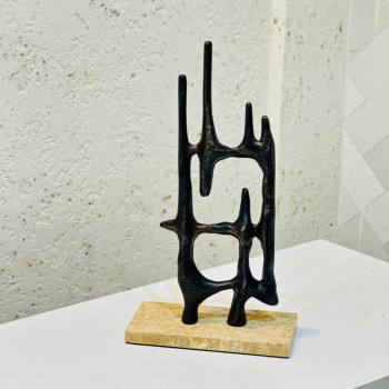 قطعة فنية أنيقة بتصميم تجريدي حديث يجمع بين الجرأة والابتكار37×20×10سم 