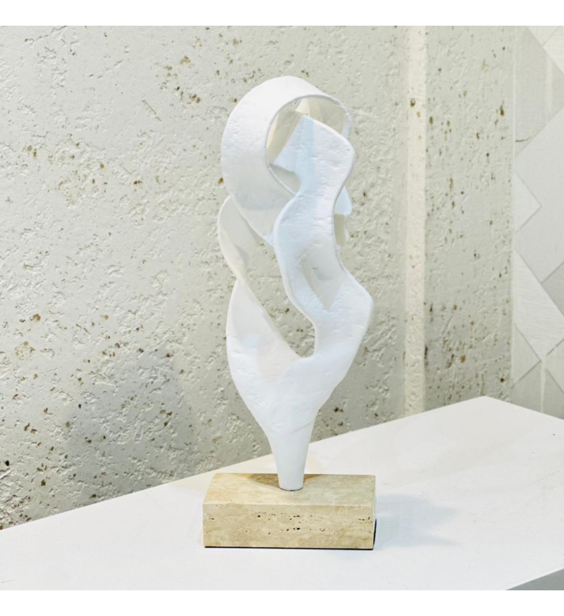 قطعة فنية عصرية بتصميم انسيابي ناعم يعكس الرقي والبساطة، مصنوعة بلون أبيض هادئ بملمس راقٍ،40×15×8سم 