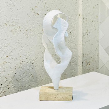 قطعة فنية عصرية بتصميم انسيابي ناعم يعكس الرقي والبساطة، مصنوعة بلون أبيض هادئ بملمس راقٍ،40×15×8سم 