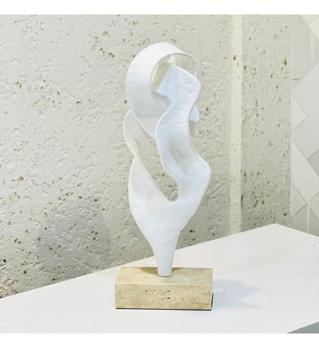 قطعة فنية عصرية بتصميم انسيابي ناعم يعكس الرقي والبساطة، مصنوعة بلون أبيض هادئ بملمس راقٍ،40×15×8سم 