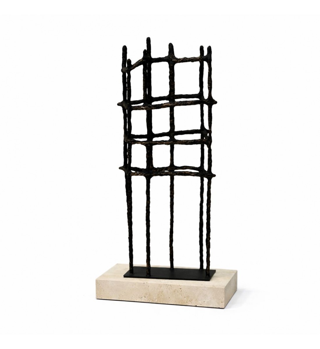  عمل فني بتصميم هندسي تجريدي يجمع بين البساطة والقوة، مصنوع من معدن داكن بخطوط عمودية 25×10×41سم 