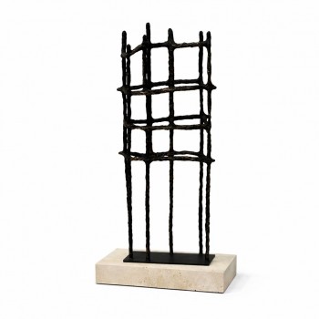  عمل فني بتصميم هندسي تجريدي يجمع بين البساطة والقوة، مصنوع من معدن داكن بخطوط عمودية 25×10×41سم 