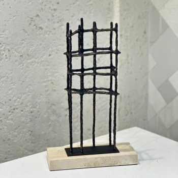  عمل فني بتصميم هندسي تجريدي يجمع بين البساطة والقوة، مصنوع من معدن داكن بخطوط عمودية 25×10×41سم 