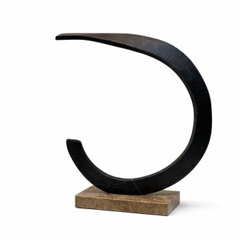 قطعة فنية أنيقة بتصميم هلالي انسيابي يعكس البساطة والهدوء، مصنوعة من معدن داكن بملمس مطفأ فاخر 42×34×8سم 