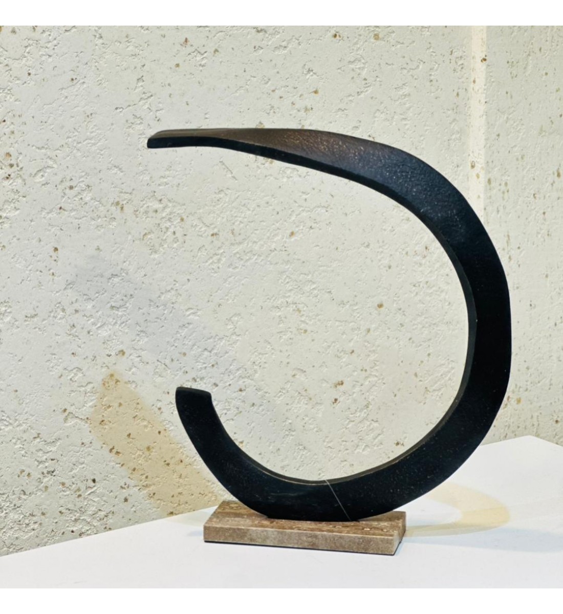 قطعة فنية أنيقة بتصميم هلالي انسيابي يعكس البساطة والهدوء، مصنوعة من معدن داكن بملمس مطفأ فاخر 42×34×8سم 