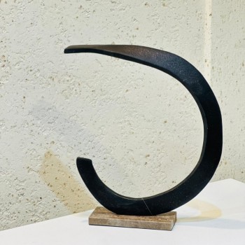 قطعة فنية أنيقة بتصميم هلالي انسيابي يعكس البساطة والهدوء، مصنوعة من معدن داكن بملمس مطفأ فاخر 42×34×8سم 