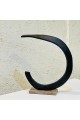 قطعة فنية أنيقة بتصميم هلالي انسيابي يعكس البساطة والهدوء، مصنوعة من معدن داكن بملمس مطفأ فاخر 42×34×8سم 