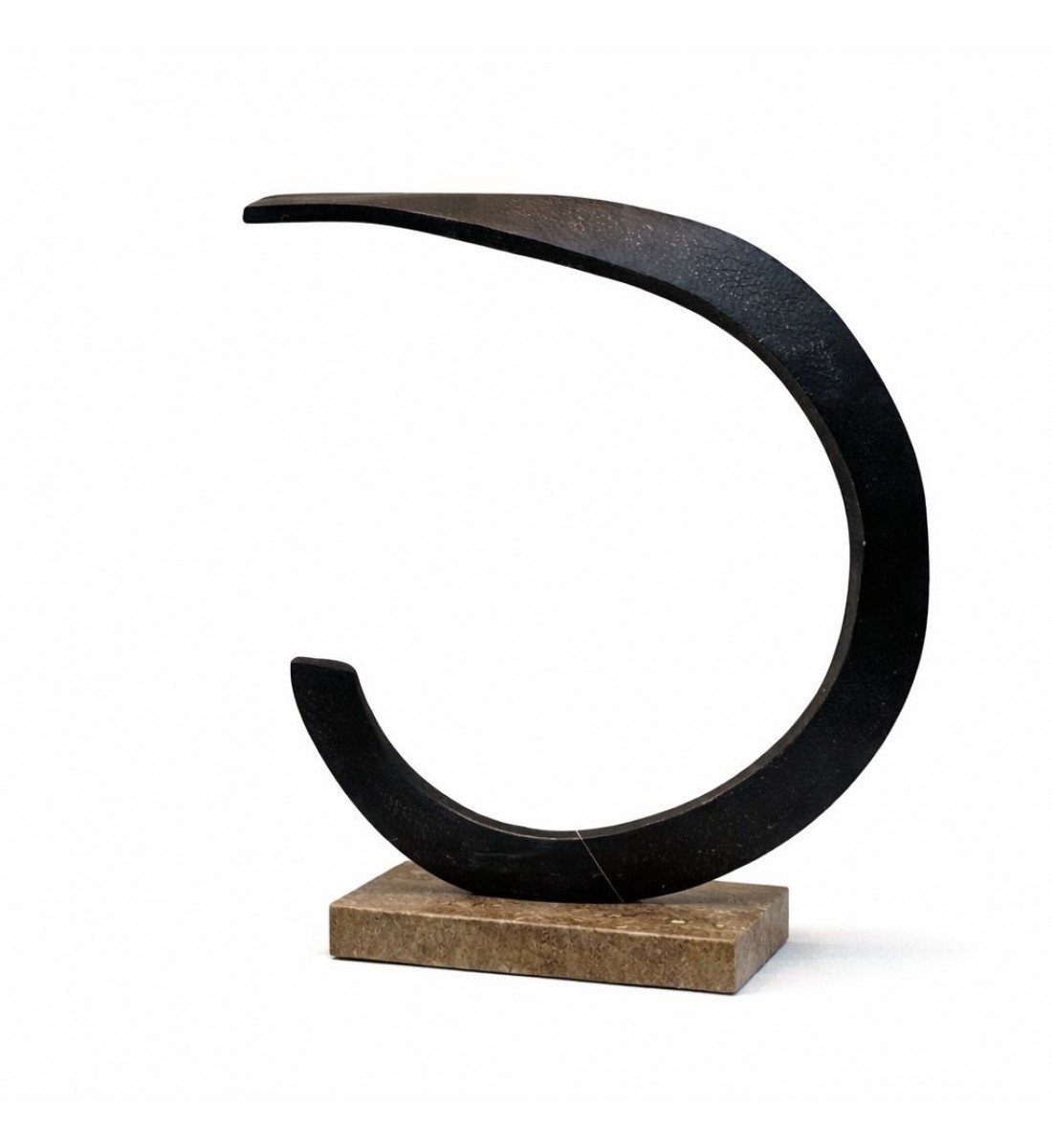 قطعة فنية أنيقة بتصميم هلالي انسيابي يعكس البساطة والهدوء، مصنوعة من معدن داكن بملمس مطفأ فاخر 42×34×8سم 