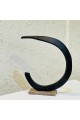 قطعة فنية أنيقة بتصميم هلالي انسيابي يعكس البساطة والهدوء، مصنوعة من معدن داكن بملمس مطفأ فاخر 42×34×8سم 