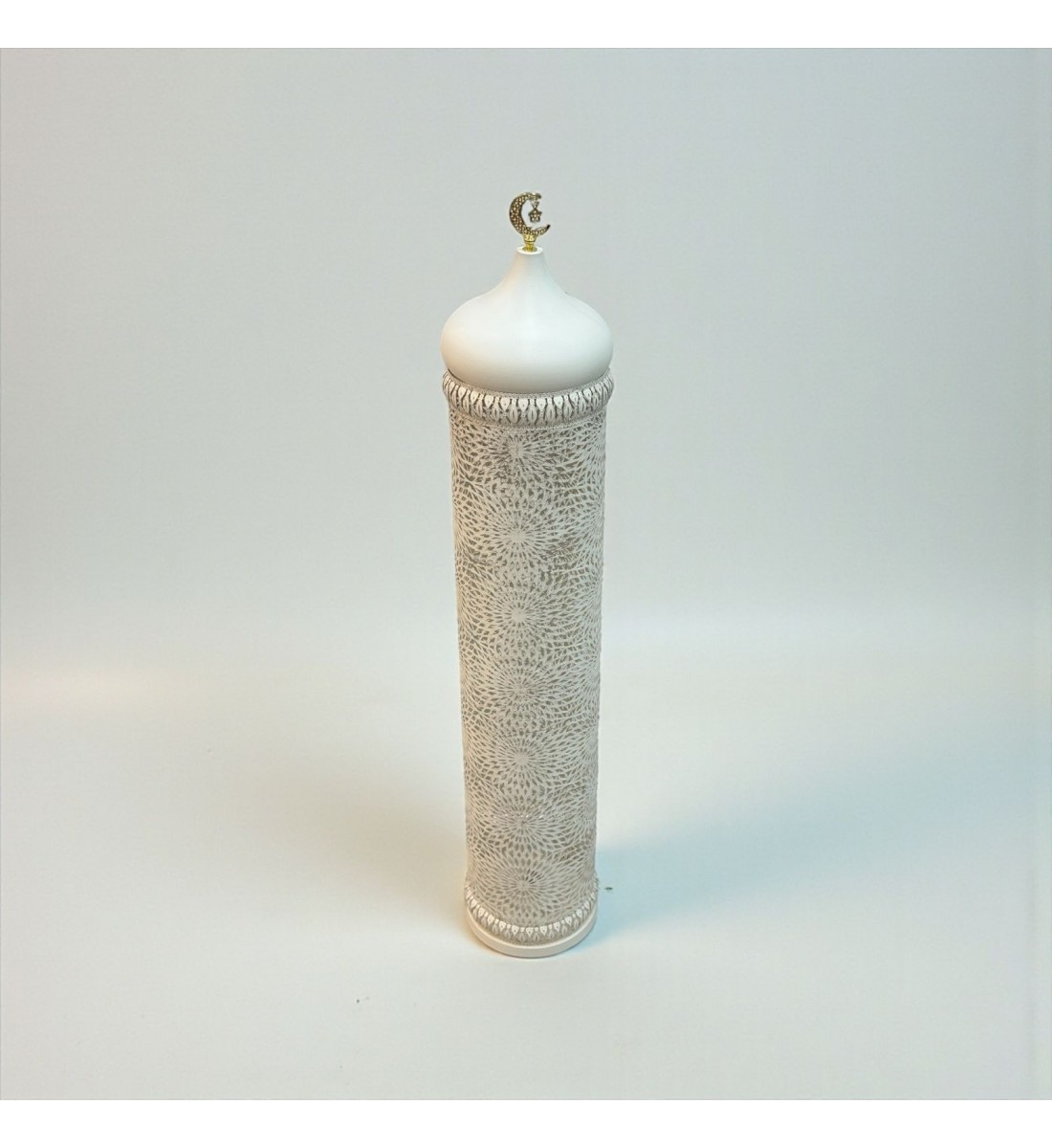  فانوس ديكوري أنيق بتصميم مستوحى من الطراز الإسلامي، يجمع بين اللون الأبيض الناعم والزخارف الهندسية  80×18×18سم 