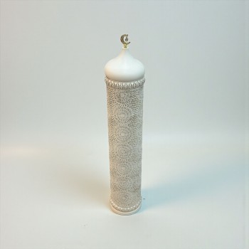  فانوس ديكوري أنيق بتصميم مستوحى من الطراز الإسلامي، يجمع بين اللون الأبيض الناعم والزخارف الهندسية  80×18×18سم 