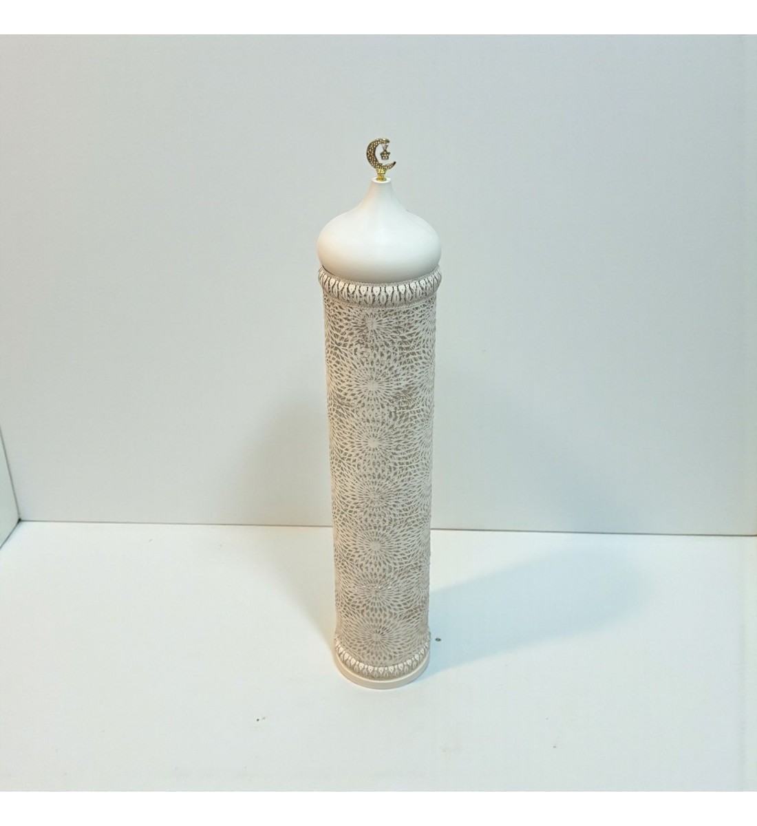  فانوس ديكوري أنيق بتصميم مستوحى من الطراز الإسلامي، يجمع بين اللون الأبيض الناعم والزخارف الهندسية  80×18×18سم 