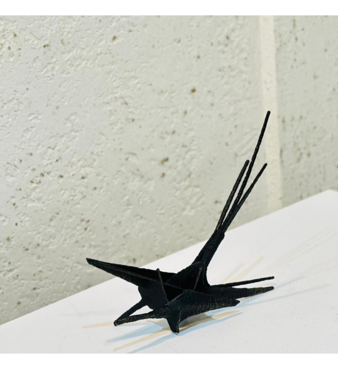 قطعة فنية أنيقة بتصميم هلالي انسيابي يعكس البساطة والهدوء 25×25×5سم 