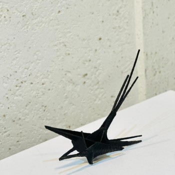 قطعة فنية أنيقة بتصميم هلالي انسيابي يعكس البساطة والهدوء 25×25×5سم 