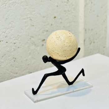 قطعة ديكور فنية مبتكرة بتصميم يجسّد القوة والطموح، 22×8×20سم 