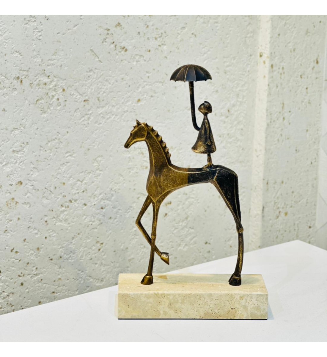 قطعة ديكور فنية راقية بتصميم يجمع بين الخيال والأناقة، 37×22×8سم 