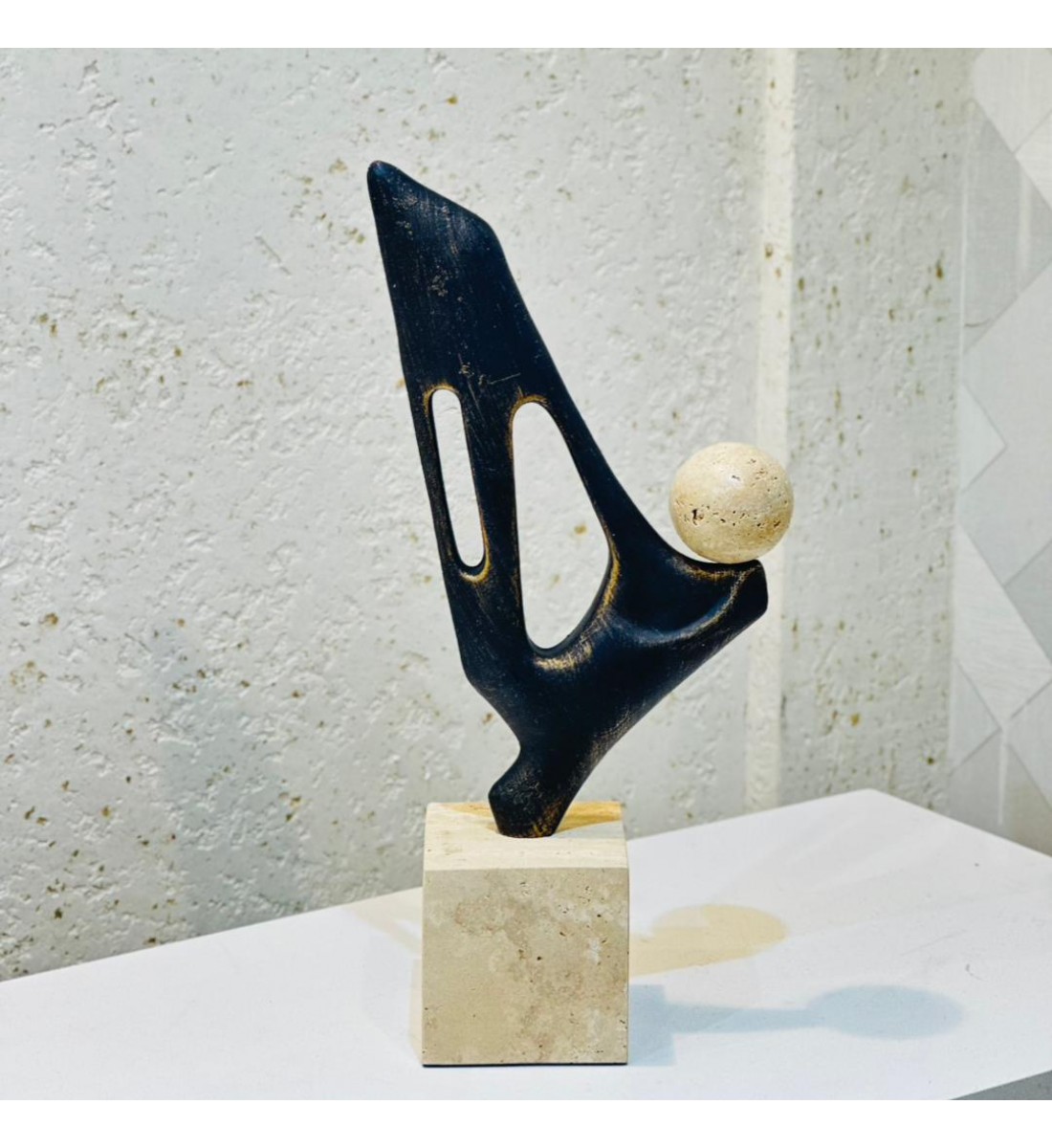 قطعة ديكور فنية تجريدية بتصميم جريء يعكس التوازن والحركة44×10×20سم 