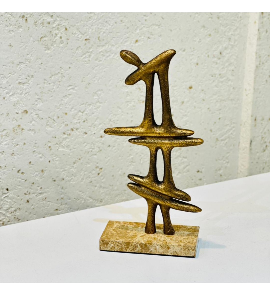 قطعة ديكور فنية بتصميم تجريدي أنيق، مصنوعة بتشطيب معدني بلون ذهبي معتّق32×15×8سم 