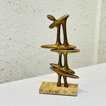 قطعة ديكور فنية بتصميم تجريدي أنيق، مصنوعة بتشطيب معدني بلون ذهبي معتّق32×15×8سم 