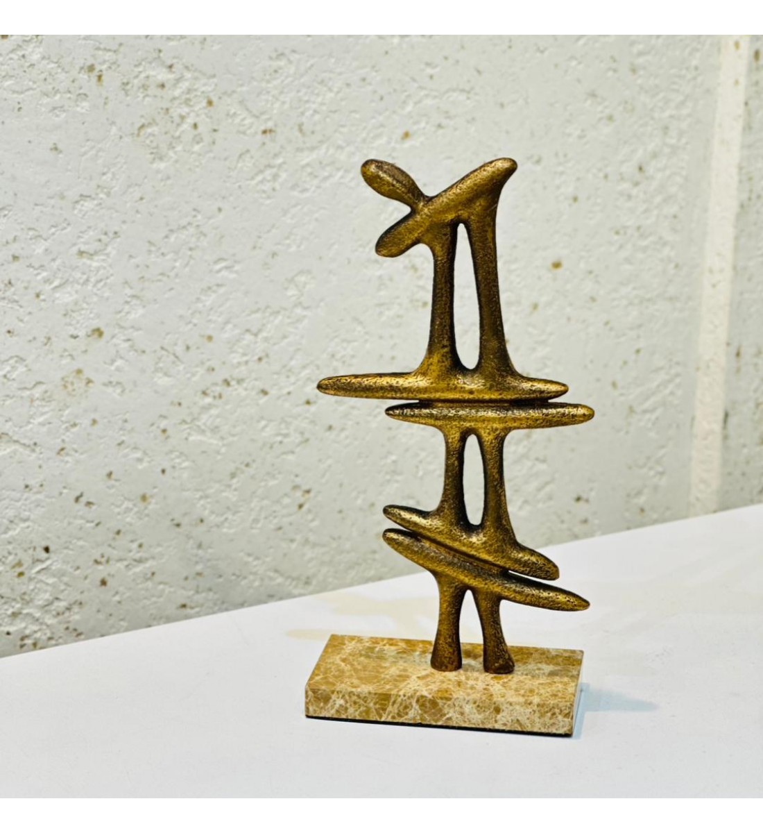 قطعة ديكور فنية بتصميم تجريدي أنيق، مصنوعة بتشطيب معدني بلون ذهبي معتّق32×15×8سم 