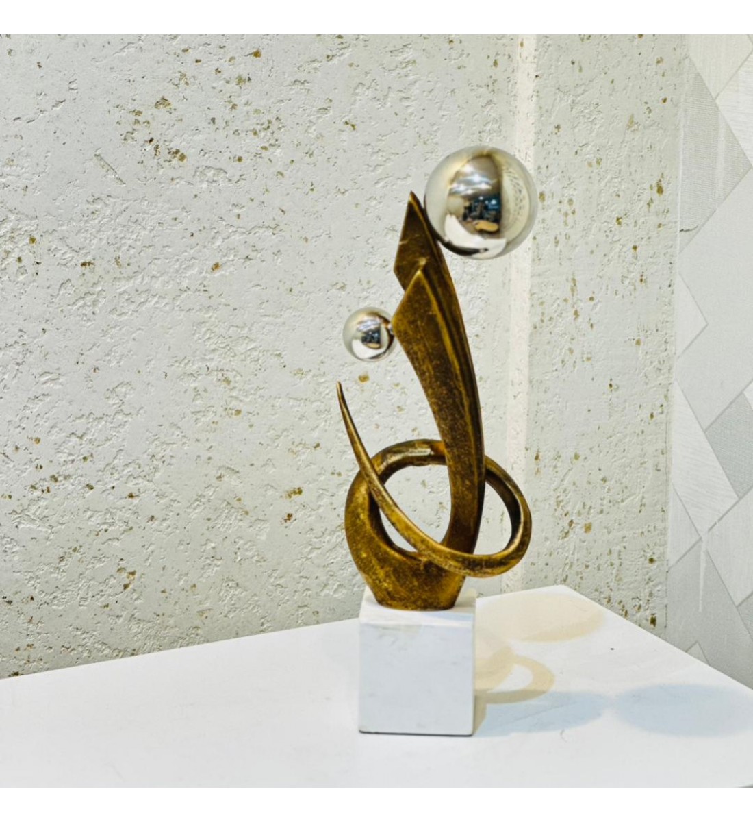 قطعة ديكور فنية بتصميم تجريدي أنيق يجمع بين الانسيابية والفخامة، 40×15×8سم 