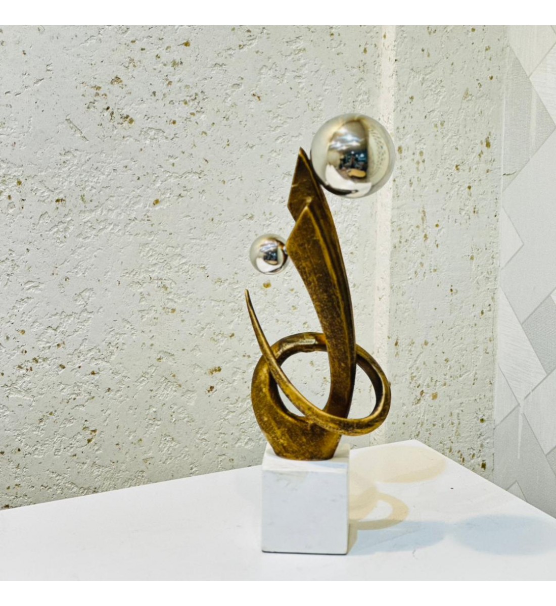 قطعة ديكور فنية بتصميم تجريدي أنيق يجمع بين الانسيابية والفخامة، 40×15×8سم 