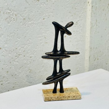 قطعة ديكور فنية بتصميم تجريدي عصري، مصنوعة بتشطيب أسود معتّق تتخلله لمسات ذهبية خفيفة تضيف عمقًا وأناقة.32×15×8سم 