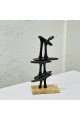 قطعة ديكور فنية بتصميم تجريدي عصري، مصنوعة بتشطيب أسود معتّق تتخلله لمسات ذهبية خفيفة تضيف عمقًا وأناقة.32×15×8سم قطعة ديكور فنية بتصميم تجريدي عصري، مصنوعة بتشطيب أسود معتّق تتخلله لمسات ذهبية خفيفة تضيف عمقًا وأناقة.32×15×8سم
