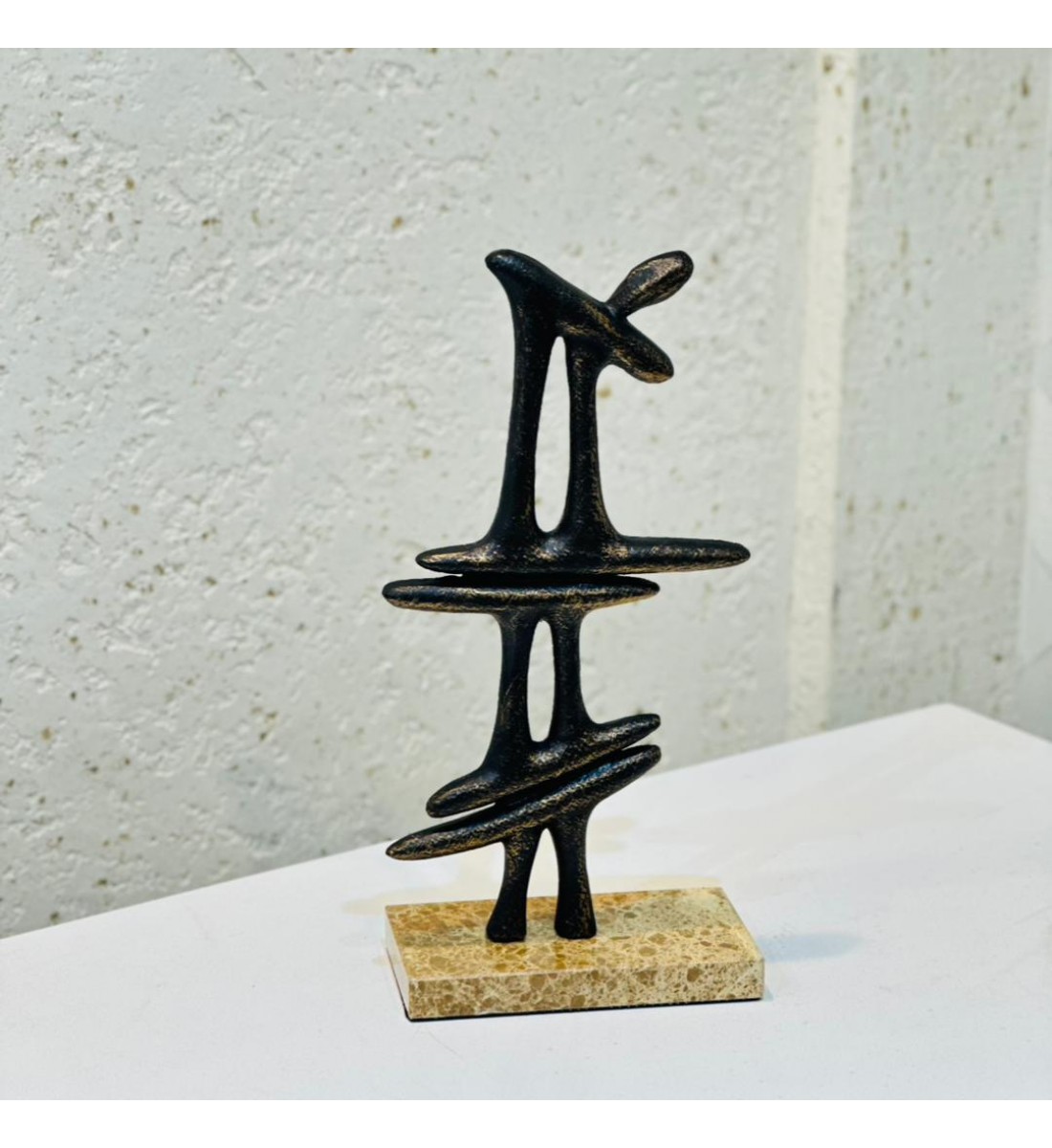 قطعة ديكور فنية بتصميم تجريدي عصري، مصنوعة بتشطيب أسود معتّق تتخلله لمسات ذهبية خفيفة تضيف عمقًا وأناقة.32×15×8سم قطعة ديكور فنية بتصميم تجريدي عصري، مصنوعة بتشطيب أسود معتّق تتخلله لمسات ذهبية خفيفة تضيف عمقًا وأناقة.32×15×8سم